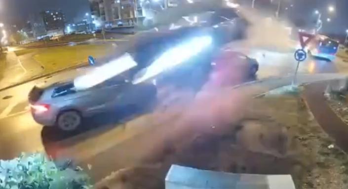 A körforgalmon, majd másik két autó fölött is átrepült egy autó Nagyváradon