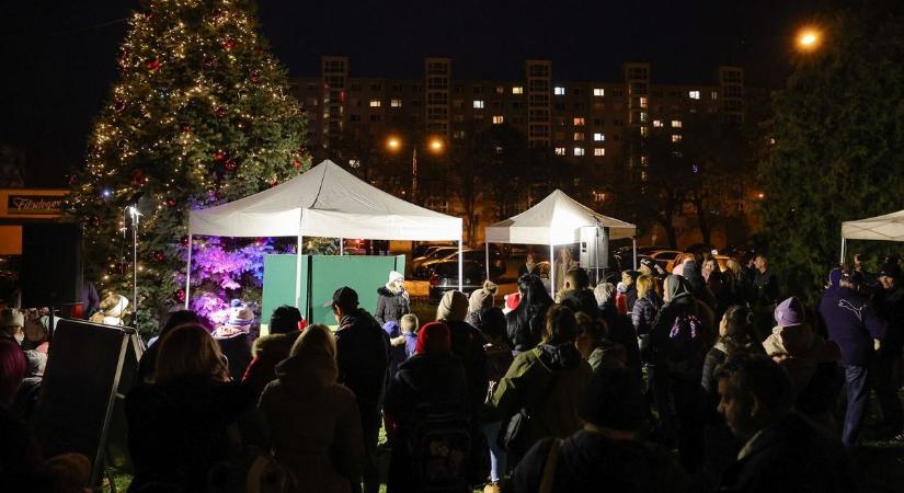 A lappföldi kapcsolatoknak köszönhetően hozta el a társulat a Mikulást a felsővárosba fotók