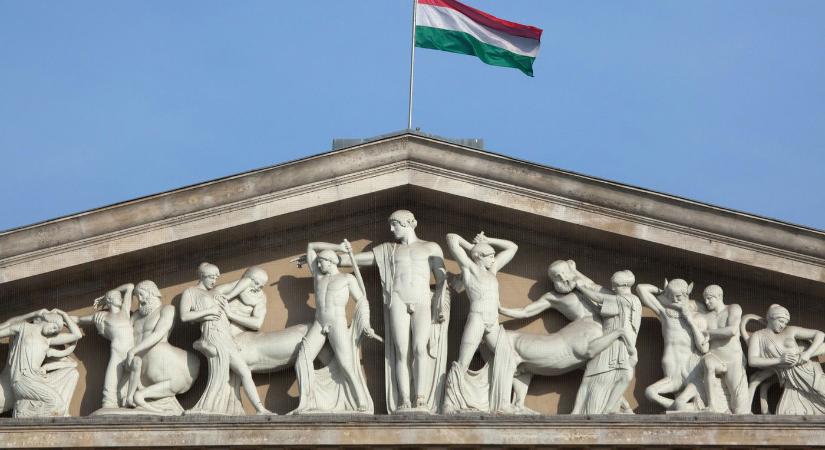 Így néz ki most az utolsó magyar király unokája, a Habsburg-trónörökös nevét teljesen megváltoztatták, remegett a keze a riporterek gyűrűjében