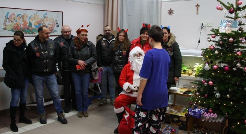Motoros Mikulás érkezett a Soproni Gyermekosztályra - videó