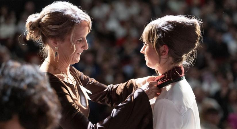 Elköszönnek: történelmi szalagavatót tartott a Báthory Technikum (dupla galéria)