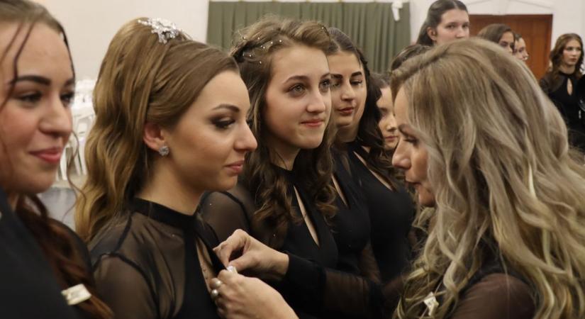 61 diák, 800 vendég, megható pillanatok – emlékezetes estet zártak Makón a Juhász Gyula szalagosai