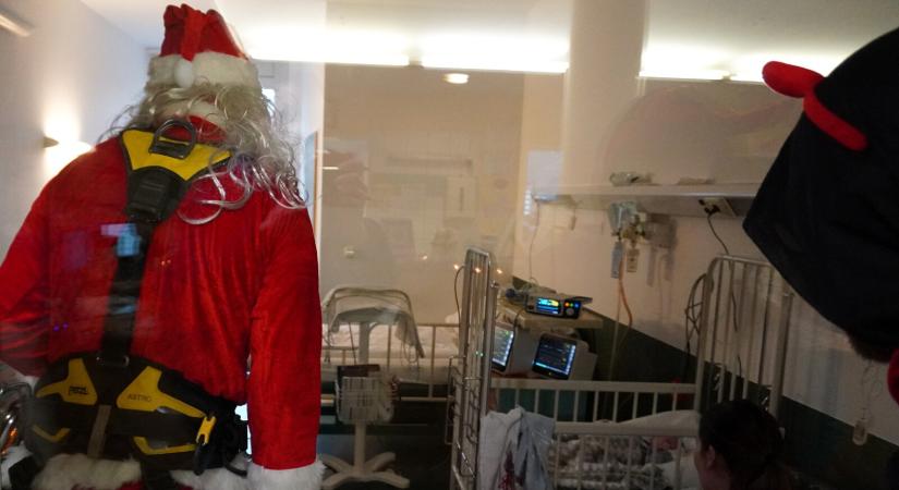 „Az ünnepi örömök a kórház falai között is fontosak” – így fogadták a Mikulást a gyermekkórházakban