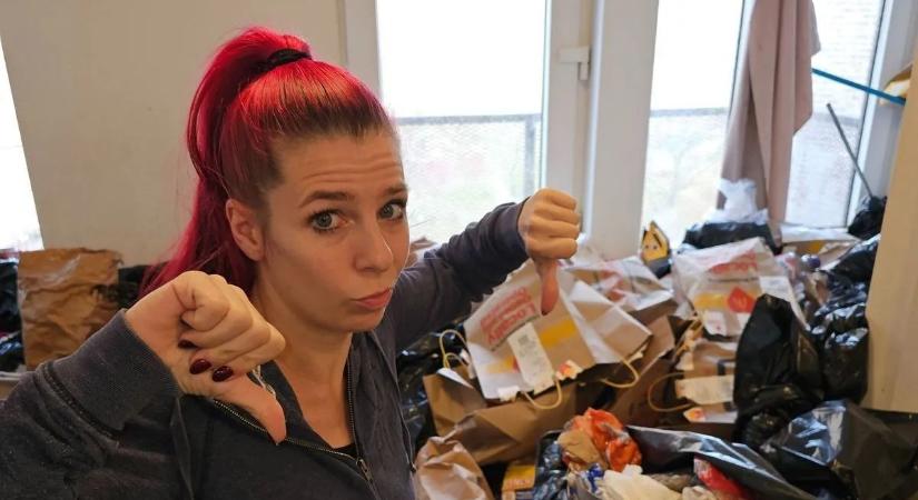 Lakattal lezárt bárd, szétszórt hamvak a földön: tombolt a skizofrén férfi a lakásában – Fotók