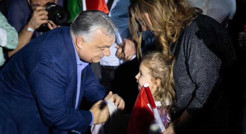 Videó: így érkezett meg Kecskemétre, a Háborúellenes Gyűlésre Orbán Viktor