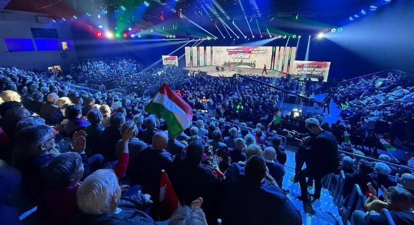 Orbán Viktor: Nem engedhetjük meg magunknak a butaság luxusát!