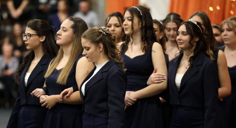 Felejthetetlen élmény: szalagavatón a kaposvári közgazdasági diákjai