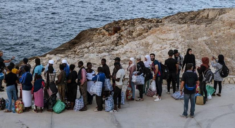 Elképesztő olasz terv: a családok ingyen etetnek és szállásolnak migránsokat, a pénzt meg más kapja