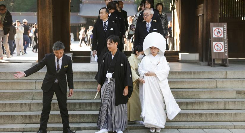 A japán nőknek nem lesz attól jobb, hogy először került ki közülük a kormányfő