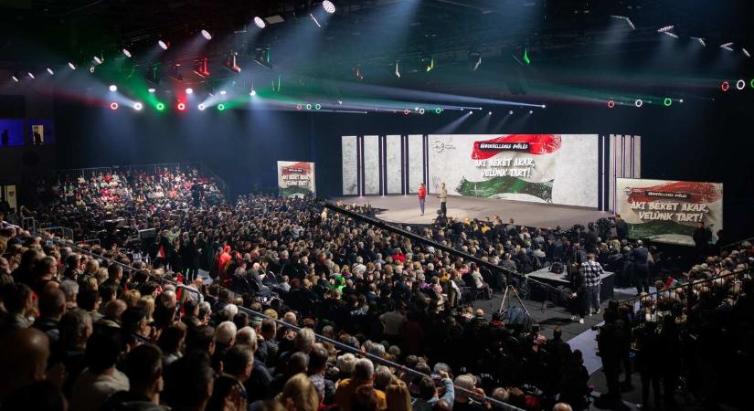 Orbán Viktor Kecskeméten is elvitte a show-t – óriási érdeklődés kísérte a Háborúellenes Gyűlést (GALÉRIA)