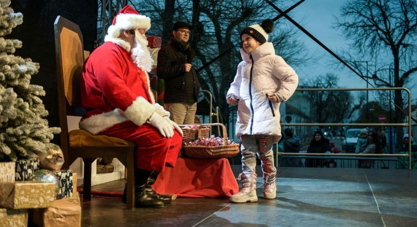 A főtérre ömlött a sok gyerek - ilyen volt a Mikulás hatvani látogatása fotók