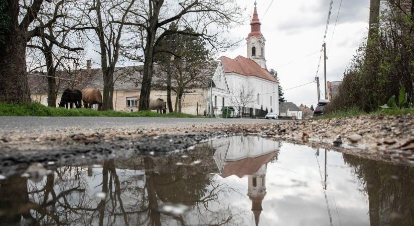 Kandela vándorfesztivál fényfestéssel, tábortűzzel