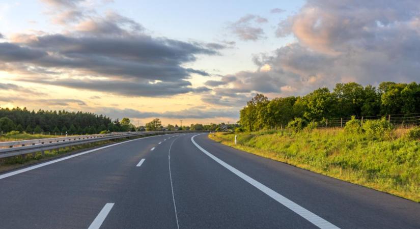 Hétfőtől elérhetők a 2026-os autópálya-matricák