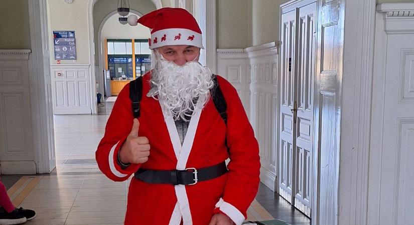 Vonattal és kék bőrönddel érkezett a Mikulás Szegedre!