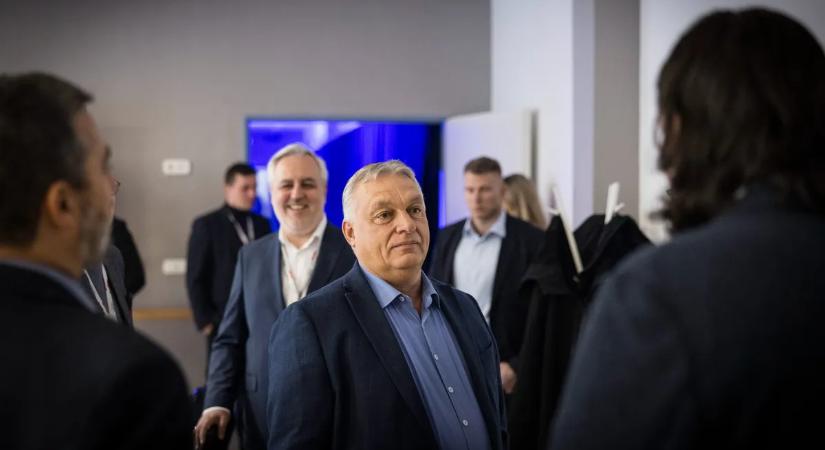 Amint kiszállt az autóból Orbán Viktor, máris fontos kérdést szegeztek neki