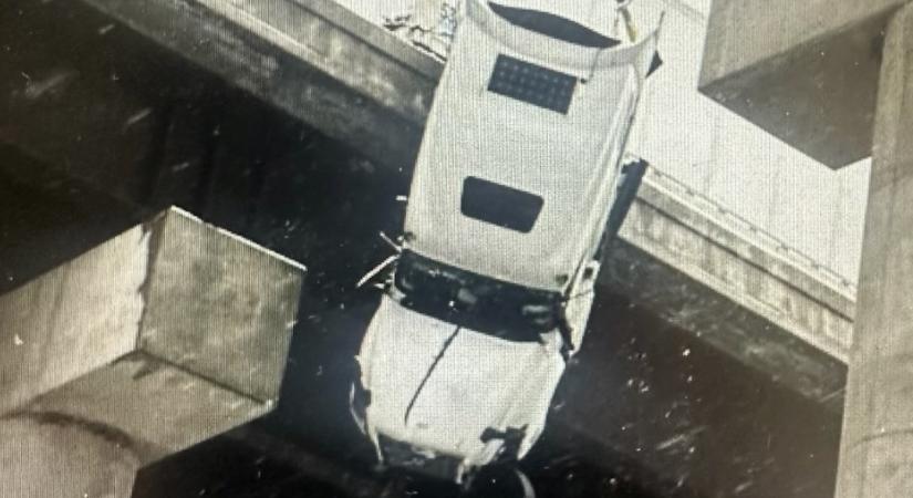 Órákon át lógott le a hídról, karcolás nélkül megúszta a kamionos