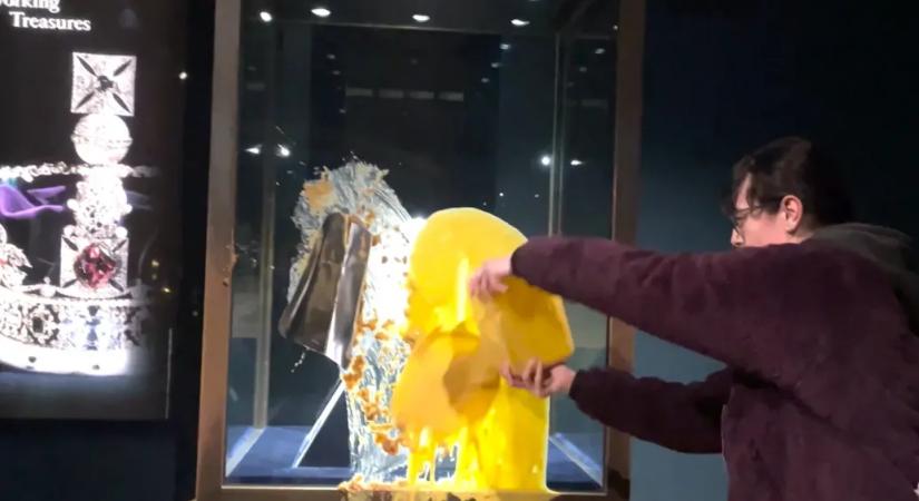 Tüntetők almás morzsasütivel és vaníliasodóval dobálták meg a birodalmi koronát Londonban