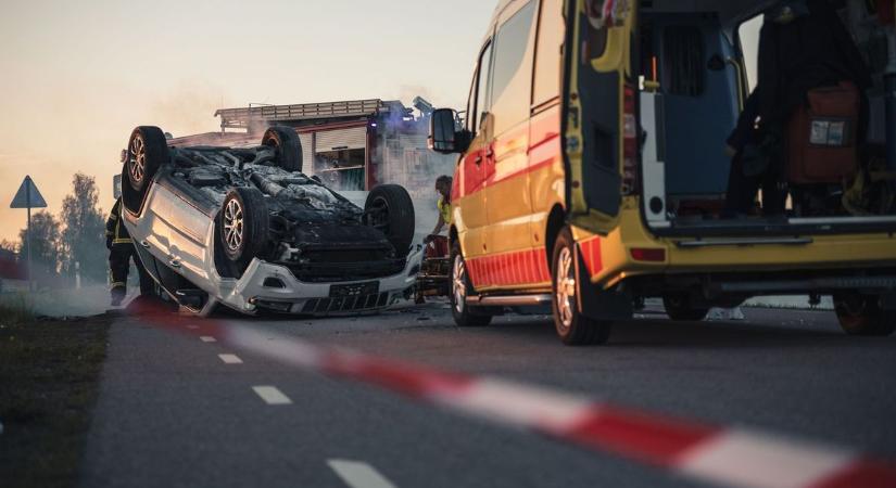 Vigyázat! Teljes útzár mellett folyik a mentés a baranyai útszakaszon