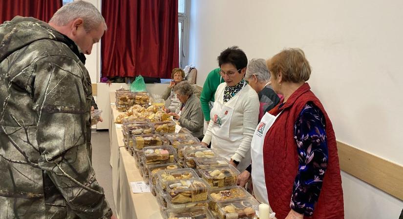 Süteményt sütöttek az idősek, hogy segítsék kortársaikat – fotók