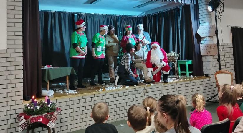 Sálból készült karácsonyfa a művelődési ház udvarán videó