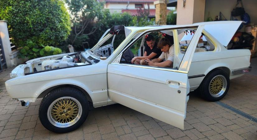 Különleges garázsprojekt: apa és fia keltettek életre egy ikonikus, romos kocsit