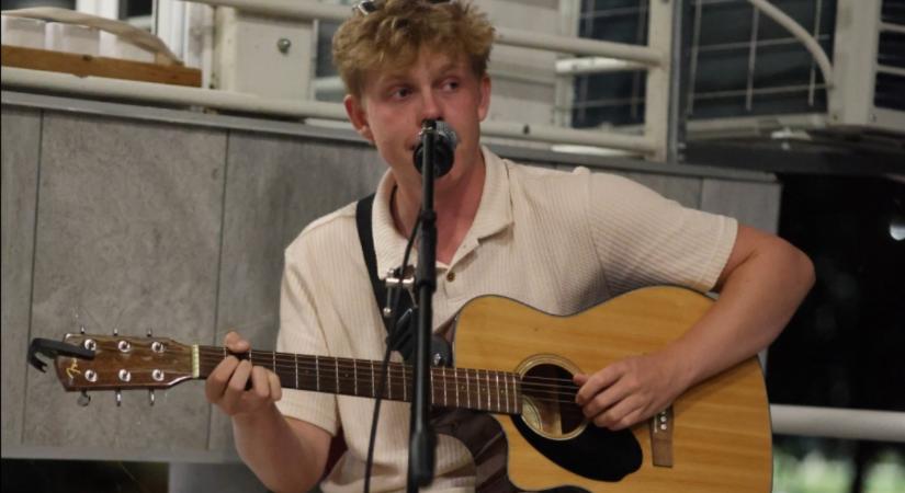 Ez profi: A Reptér című dalt énekli a Magyarországra költözött dán zenész