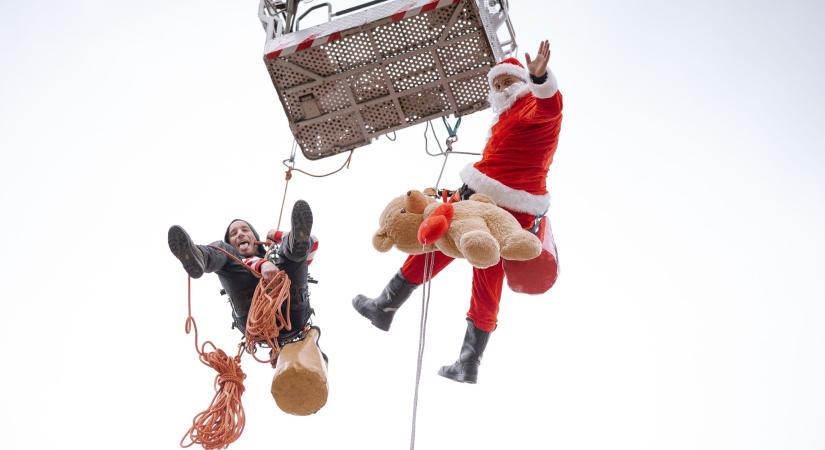 Kötélen lógva érkezett a Mikulás a debreceni klinikára