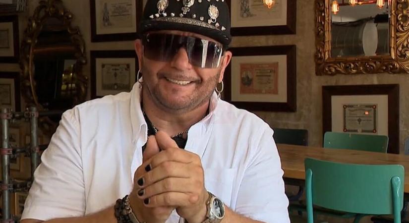 Milliókat keres Kozso a civil szakmájával