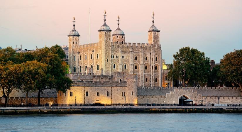Botrány a londoni Towerben: sütis támadás érte a koronát – videó