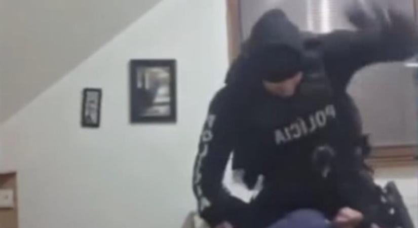 Cseh állampolgárt vert meg egy szlovákiai rendőr, videóra vették a bántalmazást