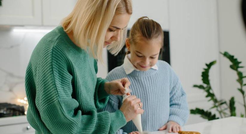 Egy trükkel idén varázslatos lesz a mézeskalács díszítése: elegáns, látványos, ha így csinálod