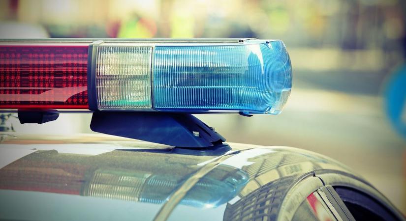 Letért az úttestről egy autó a 81-es főúton