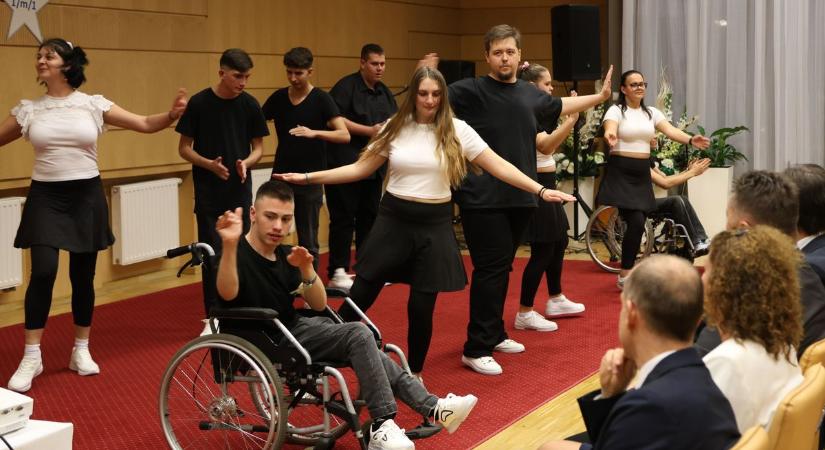 Hild középiskola szalagavató ünnepe: múlt és jövő találkozása – galériával