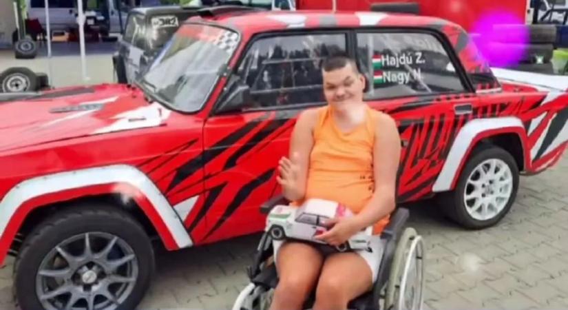 Így ünnepli a Mikulást Bence – súlyos fogyatékossága és 32 csavar a gerincében sem akadályozza a boldogságban