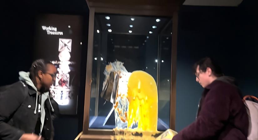 Süteménnyel kenték össze aktivisták a brit korona vitrinjét a londoni Towerben