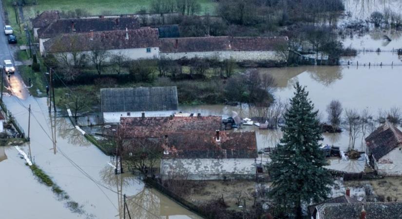 Árad az Ipoly: két határhoz vezető utat lezártak Nógrádban