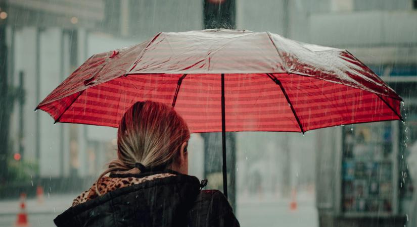 Órákon belül leszakad az eső, országos zuhé közelít