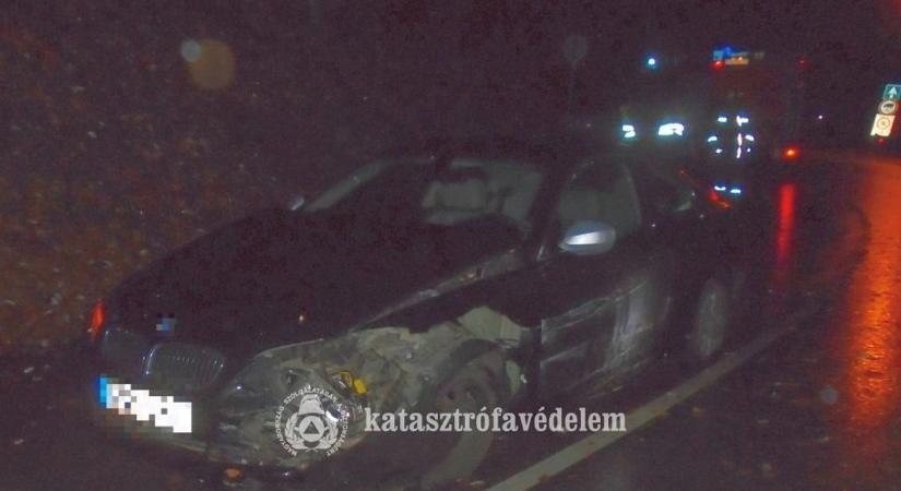 Esővel jön a baj: szalagkorlátnak csúszott egy autó Pécsen