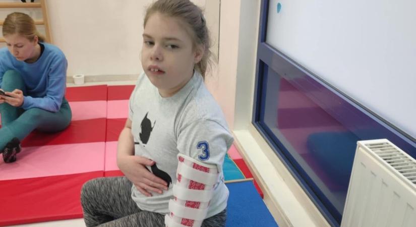 „Egy láthatatlan angyal segít” – A tízéves Hanna álma, hogy egyszer saját lábára állhasson, így van most