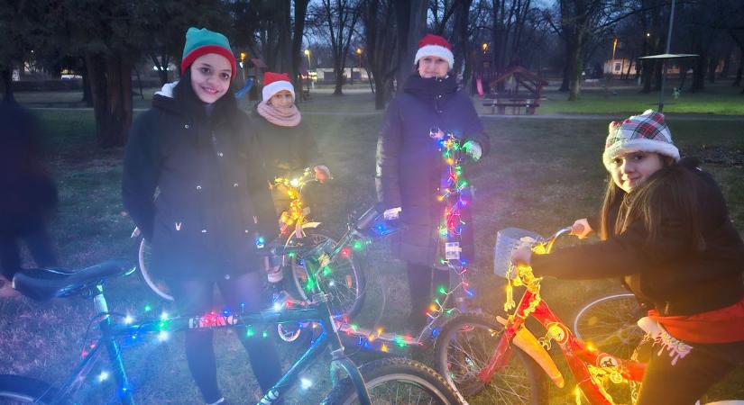 Ebben a somogyi faluban kivilágított drótkecskékkel várták a Mikulást