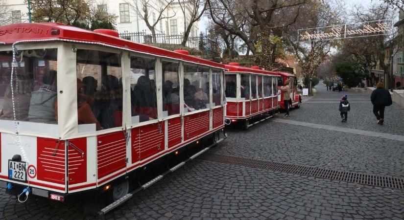 Csilingelő kisvonat és sok kacagás: ilyen volt a Mikulás-nap Szekszárdon