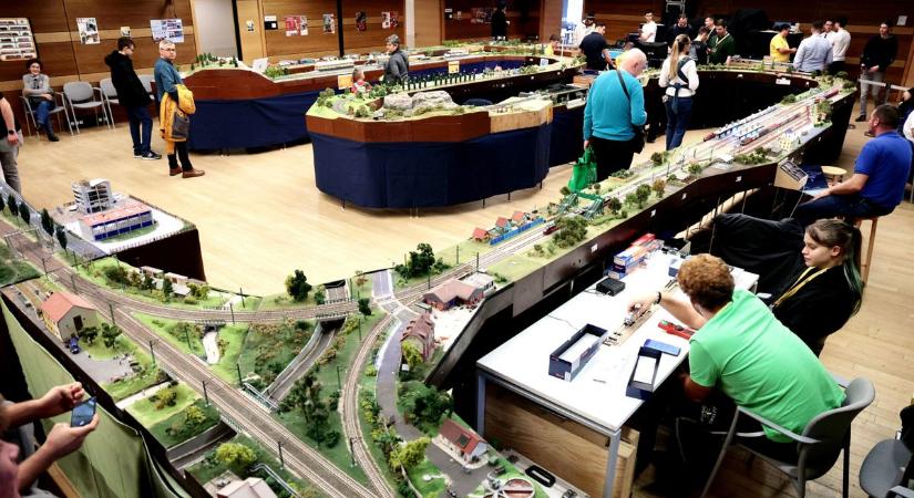 Megnyílt a miniatűr csodák világa: vonatozó varázsvilág született az Agórában – galériával, videóval