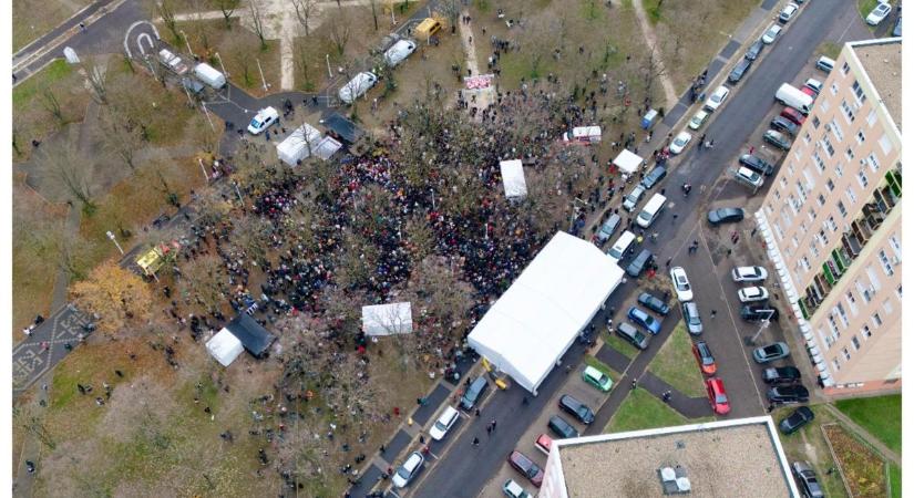 Deák Dániel szerint a drónfotón is látszik, mekkora Orbán Viktor előnye Magyar Péterrel szemben