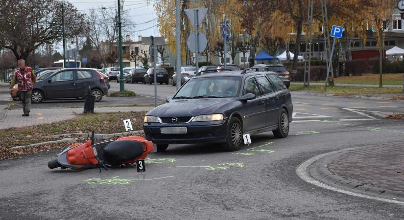 Motorkerékpárossal ütközött egy autó Jászfényszarunál