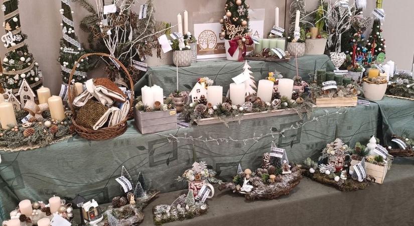 Ünnepi hangulat és különleges ajándékok a félegyházi művelődési központban – fotók