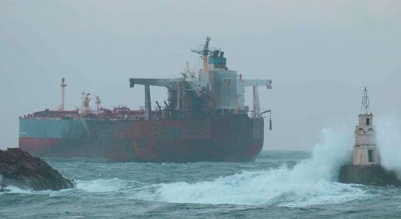 Ukrán csapás érte, zátonyra futott az orosz szellemflotta olajszállító hajója