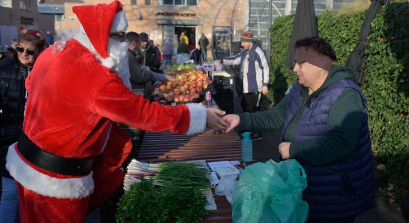 Titokzatos módon bukkant fel a Mars téri piacon a Télapó, de nem adta könnyen az ajándékait – fotók