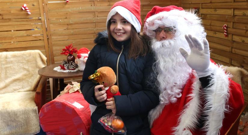 A Mikulás személyesen ajándékozta meg a gyerekeket a Kaposvári Nagypiacon