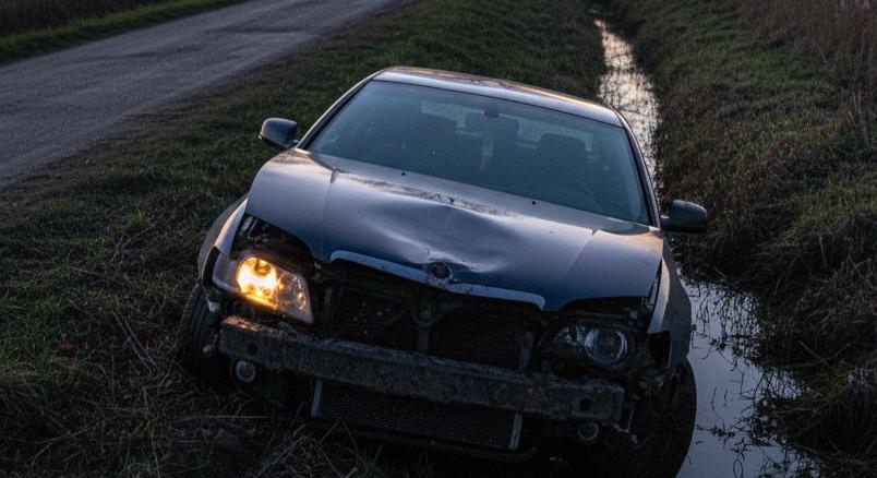 Árokba csúszott egy kocsi Hajdúnánásnál