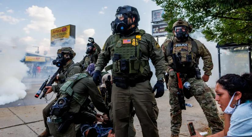 Az erőszak liturgiája, amit a kiprovokált ellenállás, majd az erre adott megtorlás követ